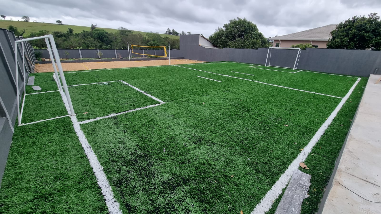 Campo de futebol iluminado