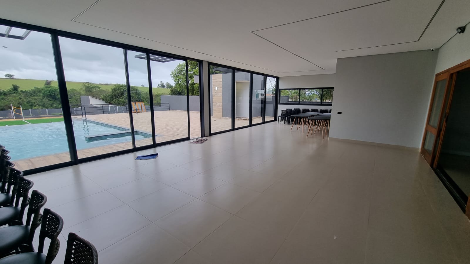 Salão integrado à piscina